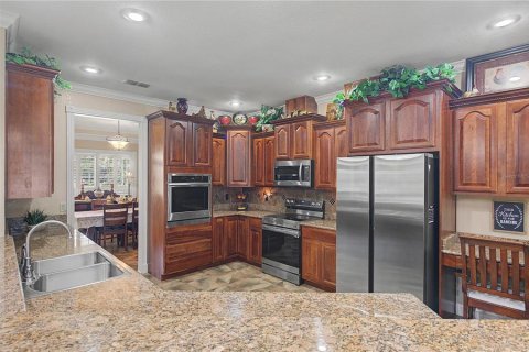 House in Plant City, Florida 4 bedrooms, 414.81 sq.m. № 2210346 - photo 23