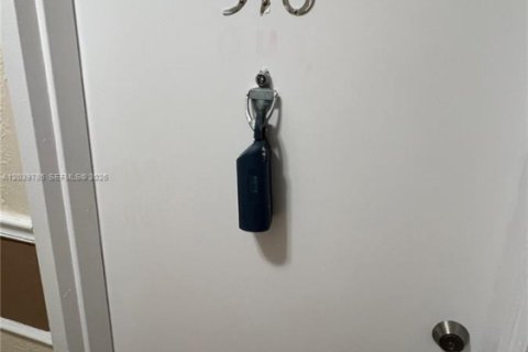 Condo in Miami, Florida, 1 bedroom  № 2086415 - photo 2
