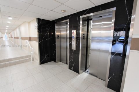Condo in Miami, Florida, 1 bedroom  № 2086415 - photo 16