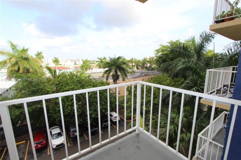 Condo in Miami, Florida, 1 bedroom  № 2086415 - photo 11