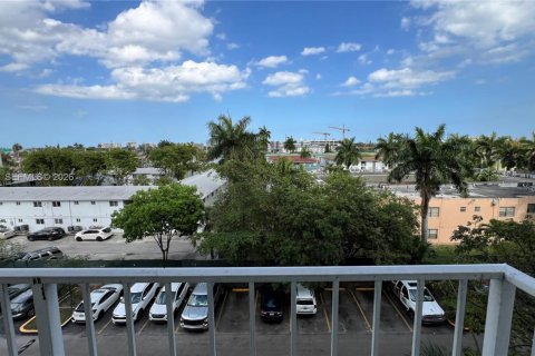 Condo in Miami, Florida, 1 bedroom  № 2086415 - photo 10