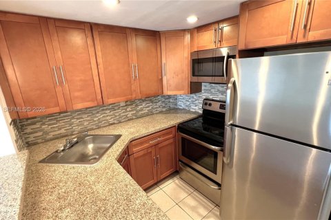 Condo in Miami, Florida, 1 bedroom  № 2086415 - photo 5