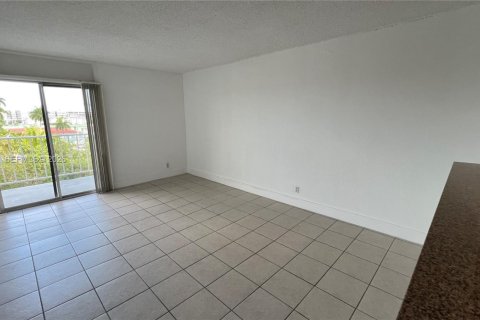 Condo in Miami, Florida, 1 bedroom  № 2086415 - photo 8