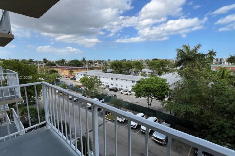 Condo in Miami, Florida, 1 bedroom  № 2086415 - photo 9
