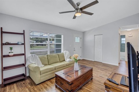 Villa ou maison à louer à Largo, Floride: 2 chambres, 82.5 m2 № 2157241 - photo 6