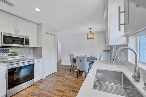 Villa ou maison à louer à Largo, Floride: 2 chambres, 82.5 m2 № 2157241 - photo 9