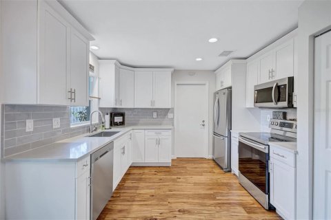 Villa ou maison à louer à Largo, Floride: 2 chambres, 82.5 m2 № 2157241 - photo 12