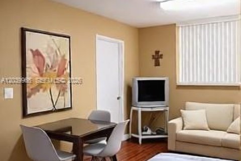 Condominio en alquiler en Key West, Florida, 3 dormitorios, 113.53 m2 № 2085809 - foto 8