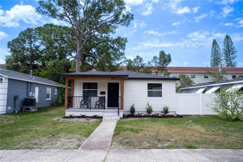 House in Saint Petersburg, Florida 3 bedrooms, 107.4 sq.m. № 2113851