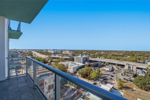 Condo in Saint Petersburg, Florida, 3 bedrooms № 2198875 - photo 14