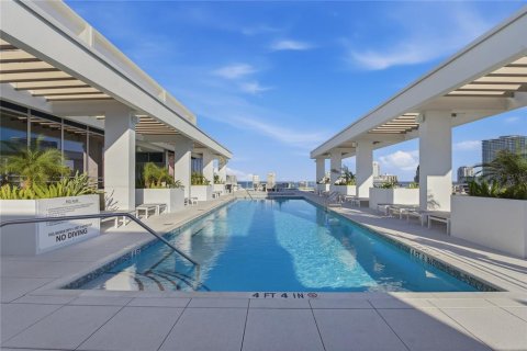 Condo in Saint Petersburg, Florida, 3 bedrooms № 2198875 - photo 2