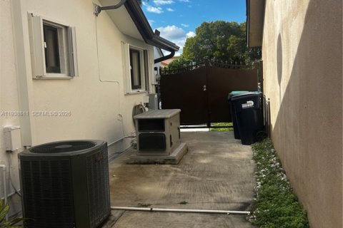 House in Miami, Florida 3 bedrooms, 140 sq.m. № 1997637 - photo 25