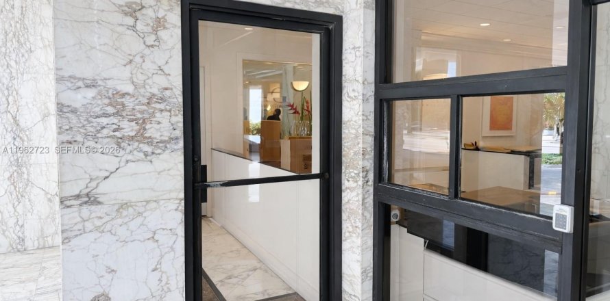 Коммерческая недвижимость в Майами-Бич, Флорида № 2024100