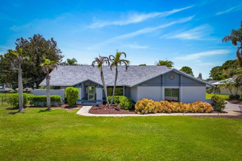 House in Port St. Lucie, Florida 3 bedrooms, 223.71 sq.m. № 2176855 - photo 2