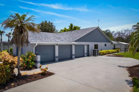 House in Port St. Lucie, Florida 3 bedrooms, 223.71 sq.m. № 2176855 - photo 4