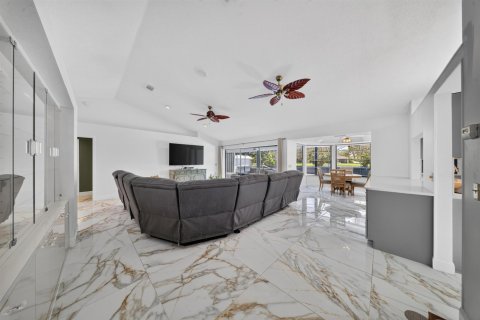 House in Port St. Lucie, Florida 3 bedrooms, 223.71 sq.m. № 2176855 - photo 11