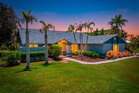 House in Port St. Lucie, Florida 3 bedrooms, 223.71 sq.m. № 2176855