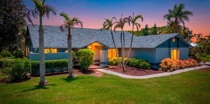 House in Port St. Lucie, Florida 3 bedrooms, 223.71 sq.m. № 2176855