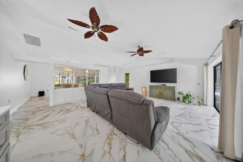 House in Port St. Lucie, Florida 3 bedrooms, 223.71 sq.m. № 2176855 - photo 9