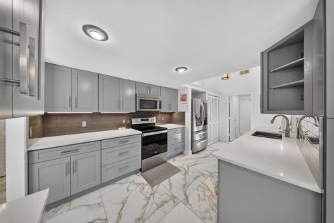 House in Port St. Lucie, Florida 3 bedrooms, 223.71 sq.m. № 2176855 - photo 15