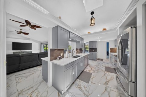 House in Port St. Lucie, Florida 3 bedrooms, 223.71 sq.m. № 2176855 - photo 13