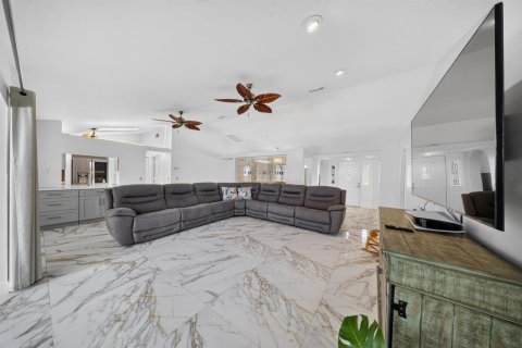 House in Port St. Lucie, Florida 3 bedrooms, 223.71 sq.m. № 2176855 - photo 10