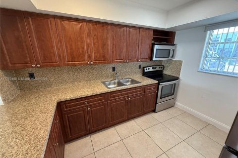 Adosado en venta en Hialeah, Florida, 3 dormitorios, 118.73 m2 № 1728535 - foto 5