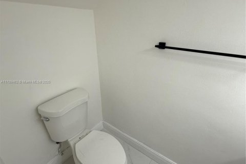 Adosado en venta en Hialeah, Florida, 3 dormitorios, 118.73 m2 № 1728535 - foto 8