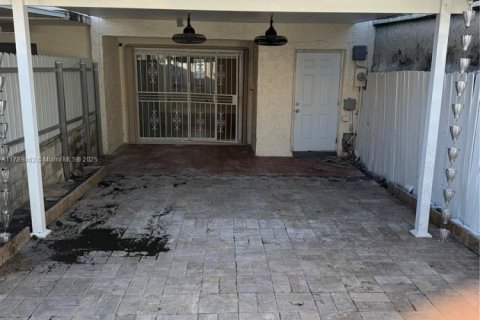 Adosado en venta en Hialeah, Florida, 3 dormitorios, 118.73 m2 № 1728535 - foto 4