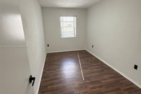Adosado en venta en Hialeah, Florida, 3 dormitorios, 118.73 m2 № 1728535 - foto 18