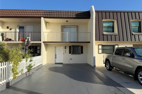 Adosado en venta en Hialeah, Florida, 3 dormitorios, 118.73 m2 № 1728535 - foto 1