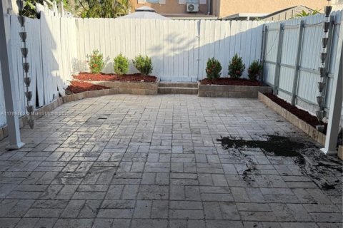 Adosado en venta en Hialeah, Florida, 3 dormitorios, 118.73 m2 № 1728535 - foto 3