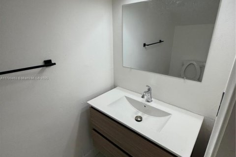 Adosado en venta en Hialeah, Florida, 3 dormitorios, 118.73 m2 № 1728535 - foto 7
