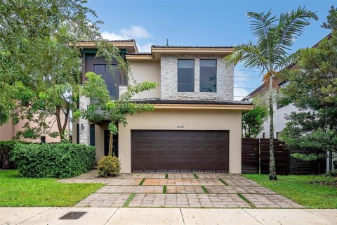 House in Miami, Florida 4 bedrooms, 241.27 sq.m. № 1847657 - photo 1