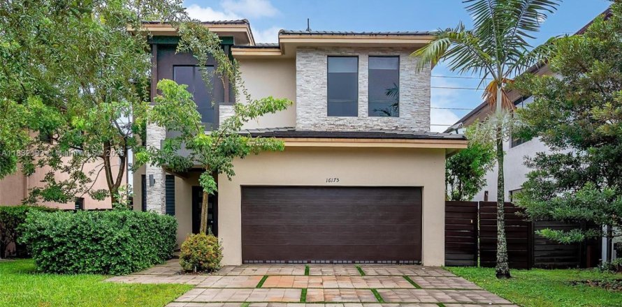 House in Miami, Florida 4 bedrooms, 241.27 sq.m. № 1847657
