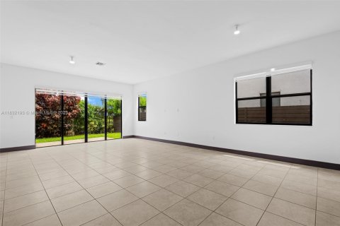 House in Miami, Florida 4 bedrooms, 241.27 sq.m. № 1847657 - photo 9