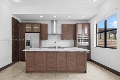 House in Miami, Florida 4 bedrooms, 241.27 sq.m. № 1847657 - photo 7
