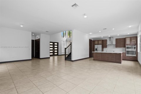 House in Miami, Florida 4 bedrooms, 241.27 sq.m. № 1847657 - photo 10