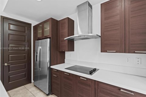 House in Miami, Florida 4 bedrooms, 241.27 sq.m. № 1847657 - photo 19