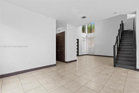 House in Miami, Florida 4 bedrooms, 241.27 sq.m. № 1847657 - photo 11