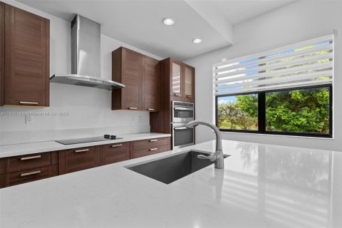 House in Miami, Florida 4 bedrooms, 241.27 sq.m. № 1847657 - photo 17