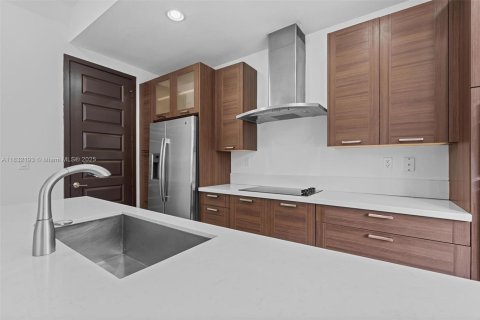 House in Miami, Florida 4 bedrooms, 241.27 sq.m. № 1847657 - photo 16