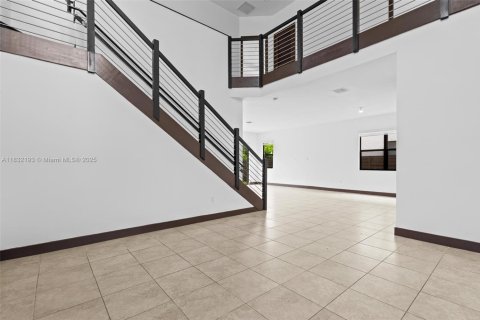 House in Miami, Florida 4 bedrooms, 241.27 sq.m. № 1847657 - photo 8