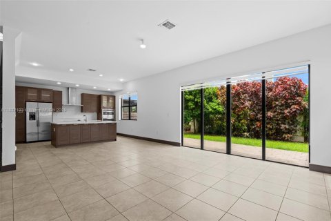 House in Miami, Florida 4 bedrooms, 241.27 sq.m. № 1847657 - photo 12