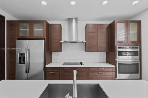 House in Miami, Florida 4 bedrooms, 241.27 sq.m. № 1847657 - photo 18