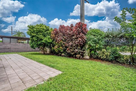 House in Miami, Florida 4 bedrooms, 241.27 sq.m. № 1847657 - photo 21