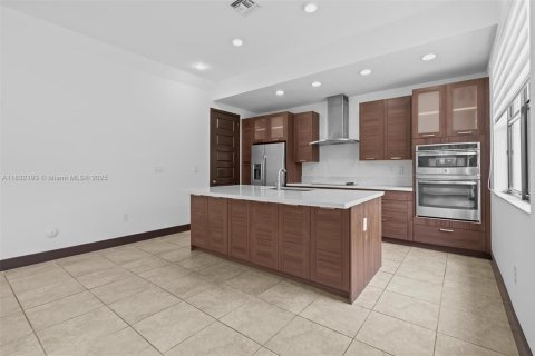 House in Miami, Florida 4 bedrooms, 241.27 sq.m. № 1847657 - photo 13