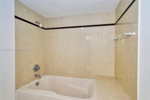 Condominio en venta en Miami, Florida, 1 dormitorio, 82.68 m2 № 1856908 - foto 15
