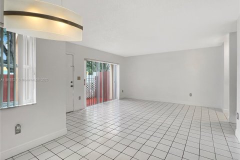 Condominio en alquiler en Miami, Florida, 2 dormitorios, 90.95 m2 № 1896425 - foto 3