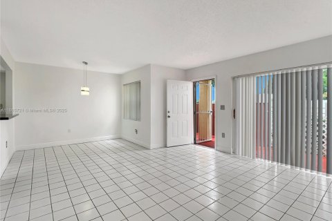 Condominio en alquiler en Miami, Florida, 2 dormitorios, 90.95 m2 № 1896425 - foto 4